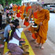 การใส่บาตรด้วยข้าวอย่างเดียวเป็นประจำจะมีผลในชาตินี้และชาติหน้าอย่างไร
