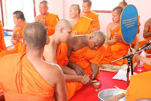 กรวดน้ำหลังจากพิธีบวชพระเสร็จ