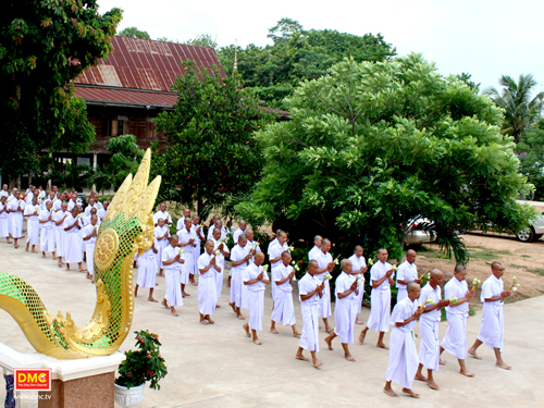ทำประทักษิณก่ิอนเริ่มพิธีบวชพระ