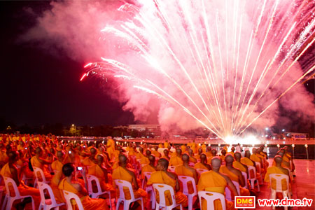 จุดดอกไม้ไฟวันลอยกระทง จุดดอกไม้ไฟวันลอยกระทง