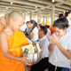 พิธีตักบาตรสามเณรบวชใหม่ พิธีตักบาตรสามเณรบวชใหม่