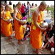 ประเพณีล้างเท้าพระ ประวัติความเป็นมาและกำหนดการประจำปี