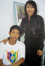 อาจารย์กชกร อัศวโยธากุล และแจ้ .. นายจอมพล อัศวโยธากุล ลูกชายวัย 16 ปี ลูกอาจารย์หัวหน้าหมวดวิชาสังคม