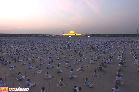 สาธุชนในลานธรรม เตรียมประกอบพิธีวันมาฆบูชา สาธุชนในลานธรรม เตรียมประกอบพิธีวันมาฆบูชา