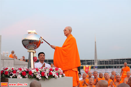 พระราชภาวนาวิสุทธิ์ (<a href=http://www.dmc.tv/search/หลวงพ่อ title='หลวงพ่อ' target=_blank><font color=#333333>หลวงพ่อ</font></a><a href=http://www.dmc.tv/search/ธัมมชโย title='ธัมมชโย' target=_blank><font color=#333333>ธัมมชโย</font></a>) นำจุดโคมมาฆประทีป พระราชภาวนาวิสุทธิ์ (หลวงพ่อธัมมชโย) นำจุดโคมมาฆประทีป