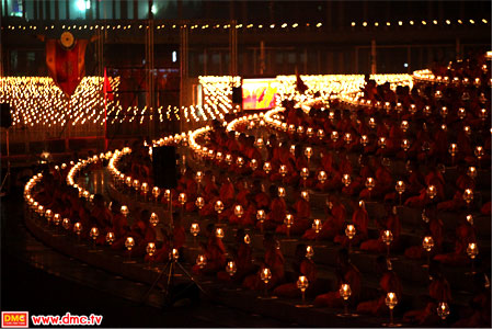 โคมมาฆประทีปสว่างไสวเหนือมหาธรรมกายเจดีย์ โคมมาฆประทีปสว่างไสวเหนือมหาธรรมกายเจดีย์