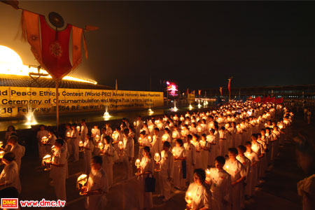 โคมมาฆประทีปสว่างไสวเหนือมหาธรรมกายเจดีย์ ตัวแทนสาธุชนร่วมเดินเวียนประทักษิณรอบมหาธรรมกายเจดีย์