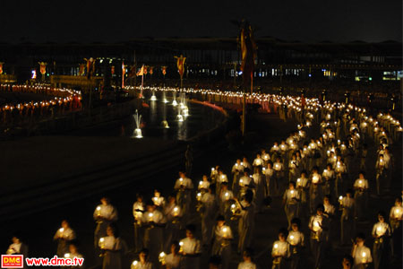 ริ้วขบวนเวียนประทักษิณรอบมหาธรรมกายเจดีย์ ริ้วขบวนเวียนประทักษิณรอบมหาธรรมกายเจดีย์