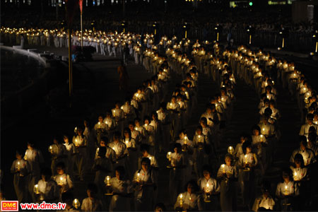 จุดโคมสว่างในกลางท้อง จุดโคมสว่างในกลางท้อง