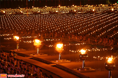 โคมมาฆประทีปสว่างทั่วลานธรรม โคมมาฆประทีปสว่างทั่วลานธรรม