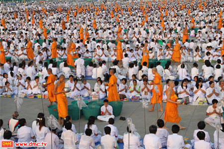 สาธุชนมาตักบาตรในวันมาฆบูชา 2554 สาธุชนมาตักบาตรในวันมาฆบูชา 2554