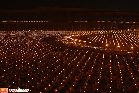 สว่างไสวด้วยแสงธรรม และแสงเทียน สว่างไสวด้วยแสงธรรม และแสงเทียน