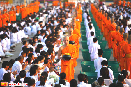 เหล่าผู้มี<a href=http://www.dmc.tv/pages/%E0%B9%81%E0%B8%81%E0%B9%89%E0%B8%81%E0%B8%A3%E0%B8%A3%E0%B8%A1-%E0%B8%A3%E0%B8%B9%E0%B9%89%E0%B8%97%E0%B8%B1%E0%B8%99%E0%B8%A7%E0%B8%B4%E0%B8%9A%E0%B8%B2%E0%B8%81%E0%B8%81%E0%B8%A3%E0%B8%A3%E0%B8%A1/%E0%B8%8A%E0%B8%B5%E0%B8%A7%E0%B8%B4%E0%B8%95%E0%B8%AD%E0%B8%AD%E0%B8%81%E0%B9%81%E0%B8%9A%E0%B8%9A%E0%B9%84%E0%B8%94%E0%B9%89-%E0%B8%95%E0%B8%AD%E0%B8%99%E0%B8%9A%E0%B8%B8%E0%B8%8D%E0%B8%84%E0%B8%B7%E0%B8%AD%E0%B8%A1%E0%B8%B4%E0%B8%95%E0%B8%A3%E0%B9%81%E0%B8%97%E0%B9%89.html title='บุญ' target=_blank><font color=#333333>บุญ</font></a>ได้สร้างมหาทานกันตั้งแต่ยามเช้า เหล่าผู้มีบุญได้สร้างมหาทานกันตั้งแต่ยามเช้า