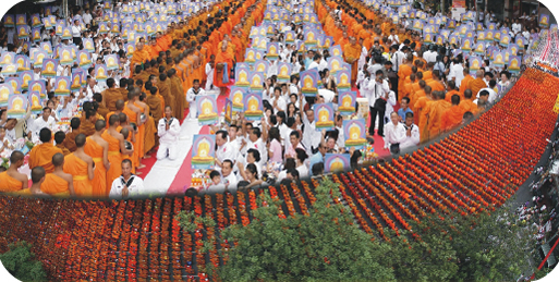 ตักบาตรพระ 10,000 รูป วงเวียนใหญ่ ครั้งแรกของฝั่งธนฯ