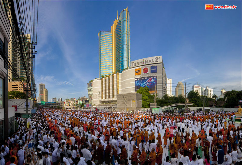 ภาพพิธีตักบาตรพระ 12,600 รูป Terminal21
