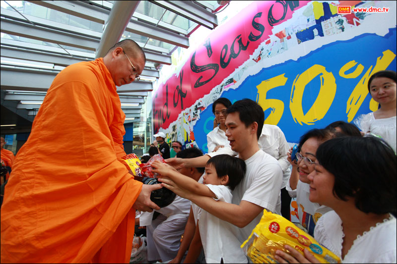 ภาพพิธีตักบาตรพระ 12,600 รูป Terminal21