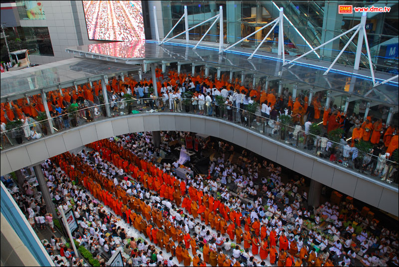 ภาพพิธีตักบาตรพระ 12,600 รูป Terminal21