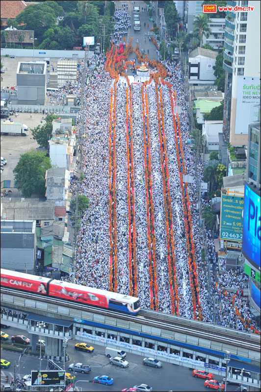 ภาพพิธีตักบาตรพระ 12,600 รูป Terminal21