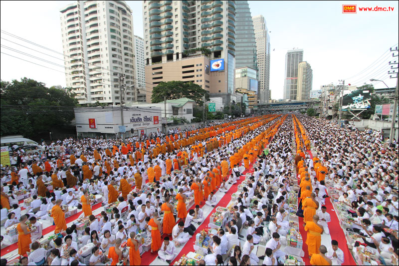 ภาพพิธีตักบาตรพระ 12,600 รูป Terminal21