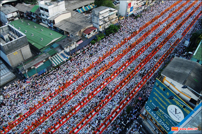 ภาพพิธีตักบาตรพระ 12,600 รูป Terminal21