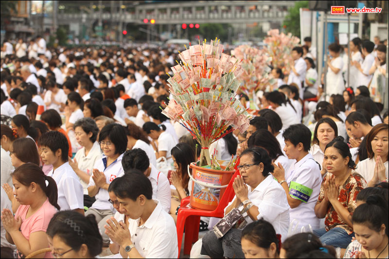 ภาพพิธีตักบาตรพระ 12,600 รูป Terminal21