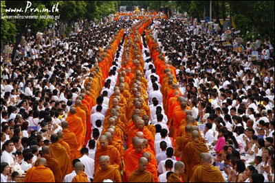 ตักบาตรพระถวายเป็นพุทธบูชา รักษาวัฒนธรรมชาวพุทธ ตักบาตรพระถวายเป็นพุทธบูชา รักษาวัฒนธรรมชาวพุทธ
