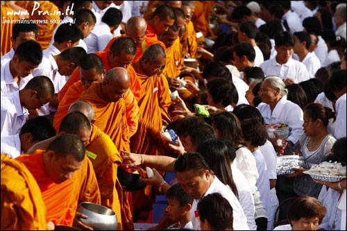 การตักบาตรคือประเพณีอย่างหนึ่งที่ชาวพุทธ