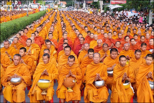 การตักบาตรคือประเพณีอย่างหนึ่งที่ชาวพุทธปฏิบัติกันมาตั้งแต่สมัยพุทธกาล