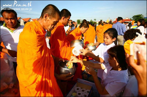 ตักบาตรพระถวายเป็นพุทธบูชา รักษาวัฒนธรรมชาวพุทธ ตักบาตรพระถวายเป็นพุทธบูชา รักษาวัฒนธรรมชาวพุทธ