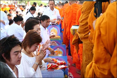 การตักบาตรคือประเพณีอย่างหนึ่งที่ชาวพุทธ