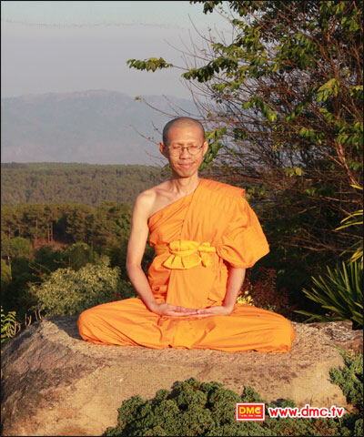 พระธรรมทายาท  ปิยทัศน์   จิรภทฺโท ในท่า Peace Position