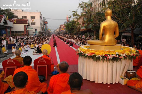 การตักบาตรคือประเพณีอย่างหนึ่งที่ชาวพุทธปฏิบัติกันมาตั้งแต่สมัยพุทธกาล การตักบาตรคือประเพณีอย่างหนึ่งที่ชาวพุทธปฏิบัติกันมาตั้งแต่สมัยพุทธกาล