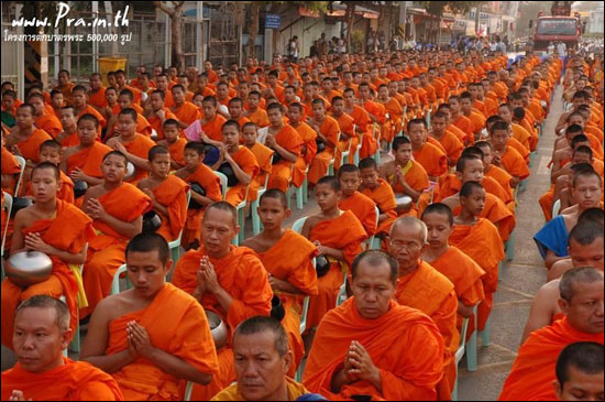 ตักบาตรพระถวายเป็นพุทธบูชา รักษาวัฒนธรรมชาวพุทธ ตักบาตรพระถวายเป็นพุทธบูชา รักษาวัฒนธรรมชาวพุทธ