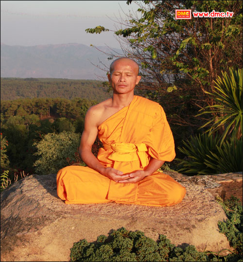 พระธรรมทายาท โกเมทร์ กตกิจฺโจ ในท่า Peace Position พระธรรมทายาท โกเมทร์ กตกิจฺโจ ในท่า Peace Position
