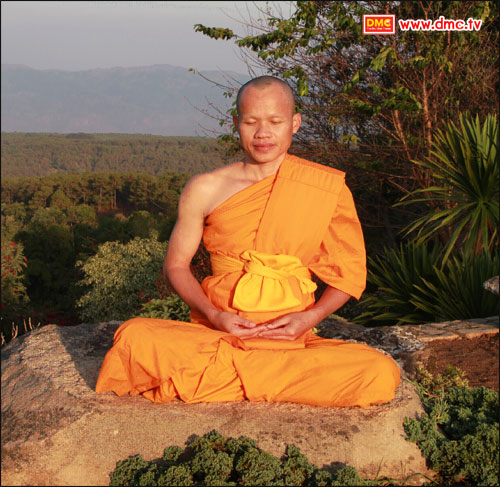 พระธรรมทายาท เอกธนัช รกฺขิตธมฺโม ในท่า Peace Position พระธรรมทายาท เอกธนัช รกฺขิตธมฺโม ในท่า Peace Position
