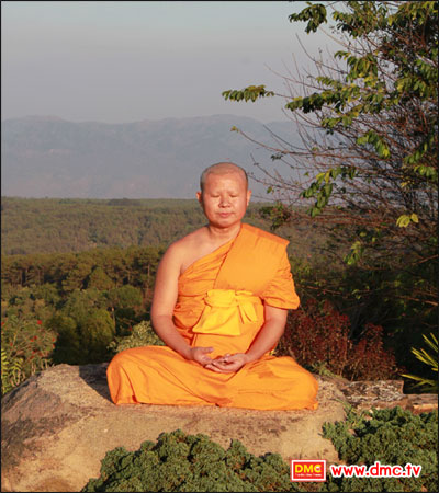 พระธรรมทายาท  อภิรักษ์  อตฺตารกฺโข ในท่า Peace Position