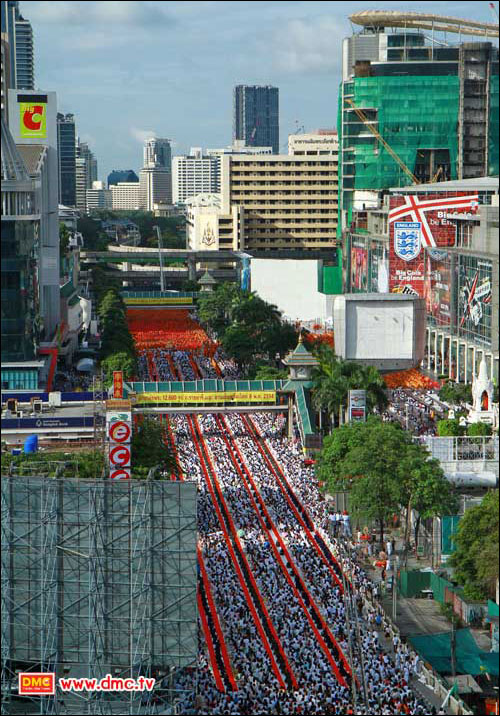 ตักบาตรใจกลางกรุง