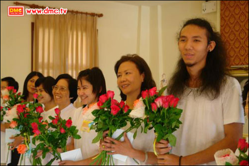 เติมความสุขและความรักให้เบ่งบานเต็มหัวใจ เพื่อความสุขสำเร็จตลอดปี 2555 เติมความสุขและความรักให้เบ่งบานเต็มหัวใจ เพื่อความสุขสำเร็จตลอดปี 2555
