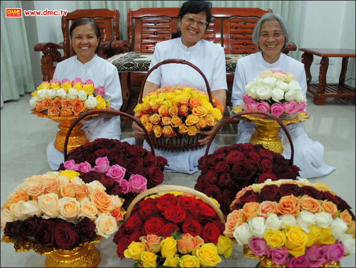 Super Big Roses จากวัดพระธรรมกายเบเนลักซ์ เพื่อภารกิจ Super Big Cleaning Super Big Roses จากวัดพระธรรมกายเบเนลักซ์ เพื่อภารกิจ Super Big Cleaning
