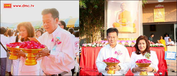 ท่านพ่อเมืองอธิษฐานจิตกลีบกุหลาบก่อนนำไปโปรยต้อนรับคณะพระธุดงค์ ท่านพ่อเมืองอธิษฐานจิตกลีบกุหลาบก่อนนำไปโปรยต้อนรับคณะพระธุดงค์
