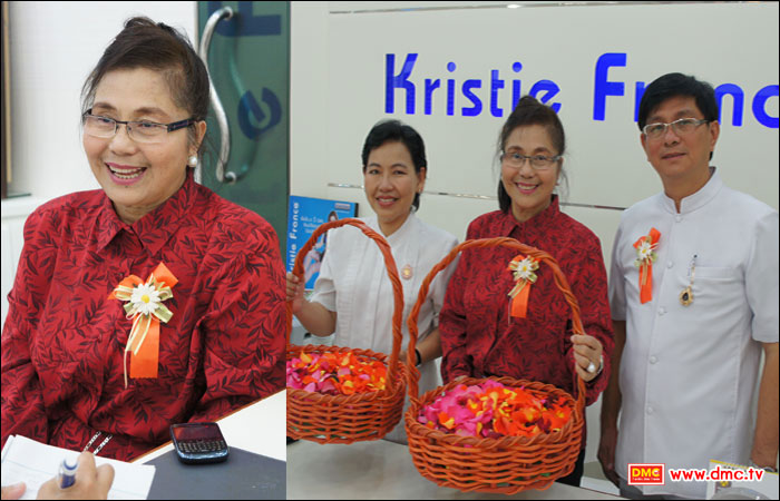 คุณสุดาลักษณ์ พยัตเทพินทร์ ผู้บริหารศูนย์การค้าตลาดรังสิต พร้อมกุหลาบสวยสด สวยสุด ต้อนรับคณะพระธุดงค์ คุณสุดาลักษณ์ พยัตเทพินทร์ ผู้บริหารศูนย์การค้าตลาดรังสิต พร้อมกุหลาบสวยสด สวยสุด ต้อนรับคณะพระธุดงค์