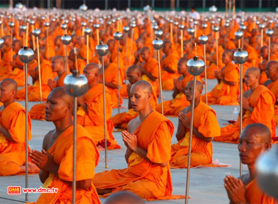 พิธีจุดโคมประธีปเป็นพุทธบูชา