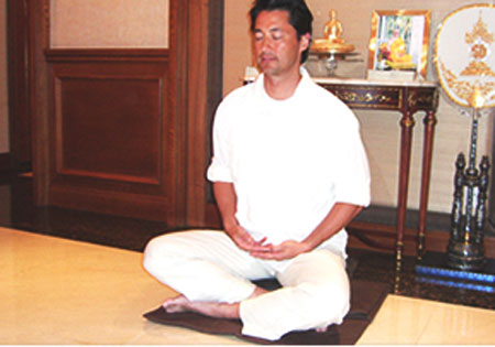ไมเคิล หว่อง ในท่า Peace Position
