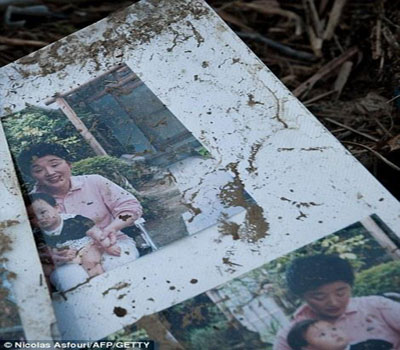 ภาพครอบครัวที่ถูกคลื่นซัด