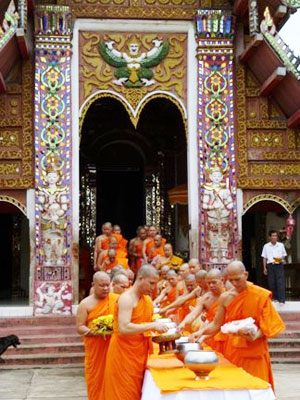 บรรยากาศการใส่บาตรเทียน บรรยากาศการใส่บาตรเทียน