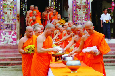บรรยากาศการใส่บาตรเทียน บรรยากาศการใส่บาตรเทียน