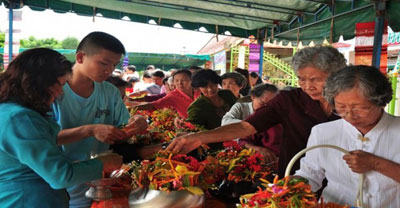 บรรยากาศการใส่บาตรเทียน บรรยากาศการใส่บาตรเทียน