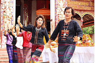 การฟ้อนรำของชาวเวียงสา หลังเสร็จพิธีใส่บาตรเทียน การฟ้อนรำของชาวเวียงสา หลังเสร็จพิธีใส่บาตรเทียน