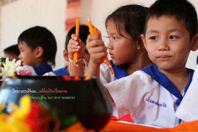 น้องๆนักเรียนร่วมใส่บาตรเทียน น้องๆนักเรียนร่วมใส่บาตรเทียน