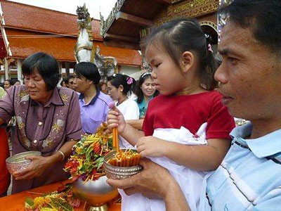 หนูน้อยมาร่วมใส่บาตรเทียน หนูน้อยมาร่วมใส่บาตรเทียน